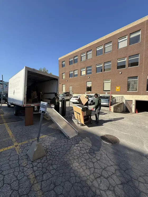 Intervention commerciale à Montréal : des membres de l’équipe ByeByeJunk vident des bureaux